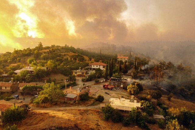 خطر رسیدن آتش سوزی های جنگلی به چند روستا در یونان
