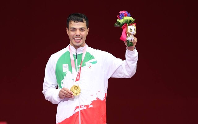 عزیزی اقدم: با دست شکسته به مدال طلای پارالمپیک رسیدم/ یک ایرانی هیچ وقت باخت نمی‌دهد