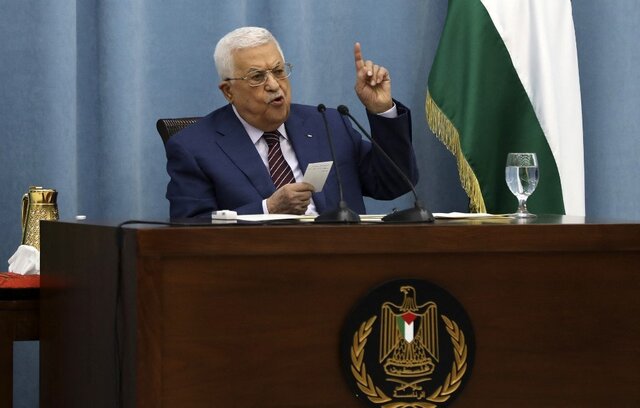 محمود عباس برای تعلیق شکایات از مقامات اسرائیلی‌ در لاهه اعلام آمادگی کرده است