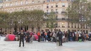 برخورد پلیس فرانسه با بی‌خانمانانی که مقابل شهرداری پاریس چادر زده بودند
