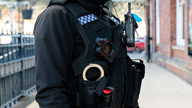 بررسی کارآیی تجهیز لباس پلیس به دوربین در چند کشور