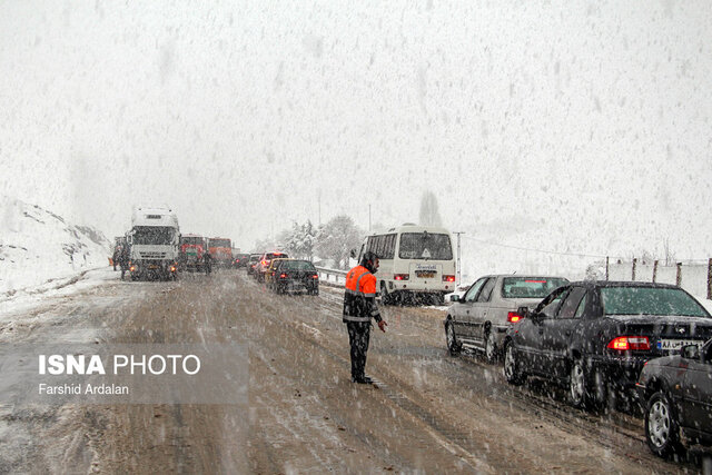 انسداد ۶ محور در پی برف و باران / چالوس و آزادراه تهران شمال مسدود