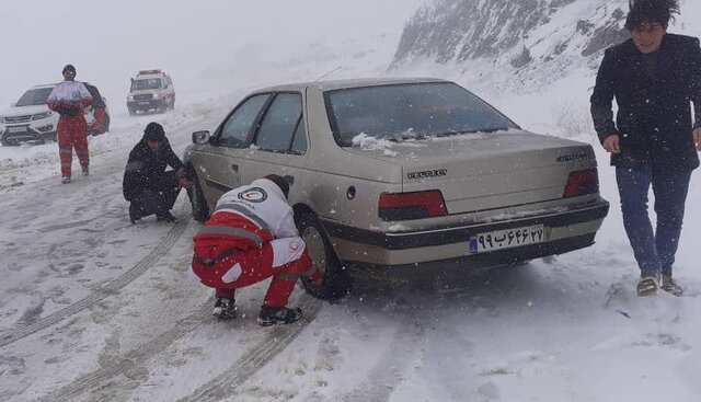 امدادرسانی به ٩٠ دستگاه خودروی گرفتار شده در برف و کولاک
