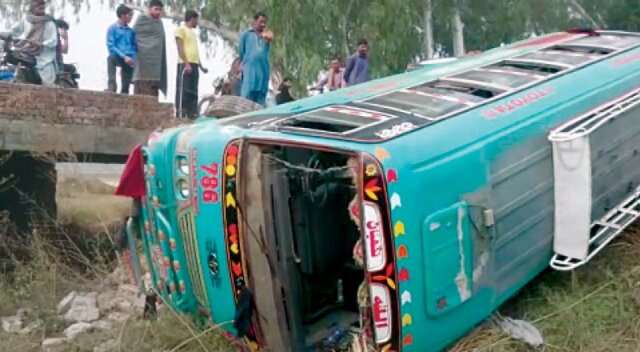 واژگونی مرگبار اتوبوس در جنوب پاکستان