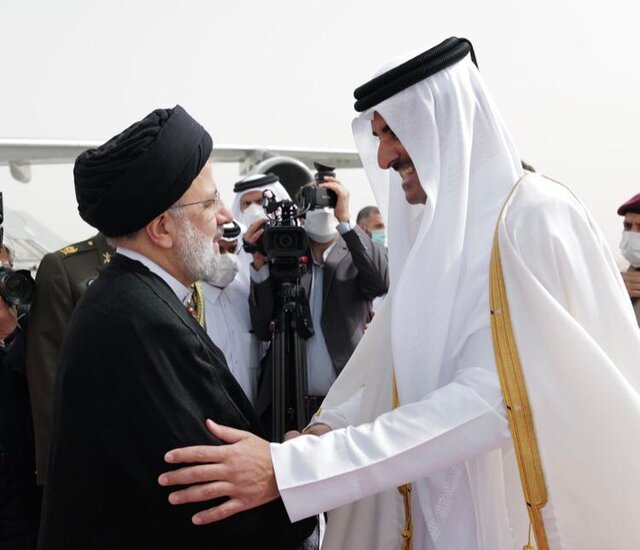 استقبال امیر قطر از رئیسی در فرودگاه؛ تیتر رسانه‌های عربی