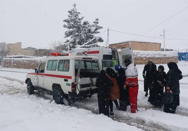 نجات ۲ مادر باردار قوچانی گرفتار در برف