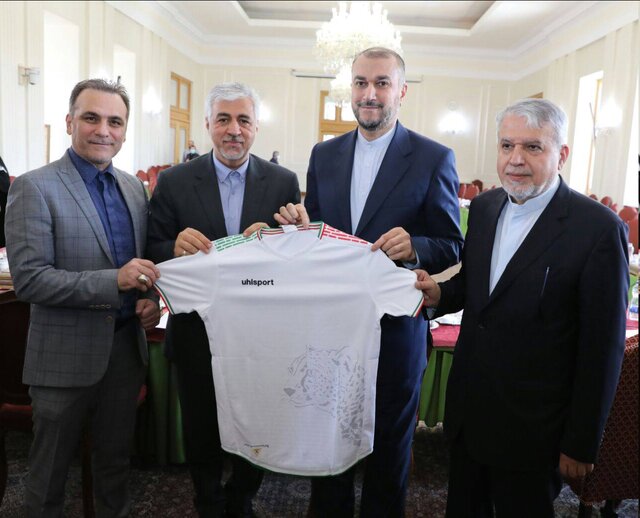 اهدای پیراهن تیم ملی فوتبال به وزیر خارجه