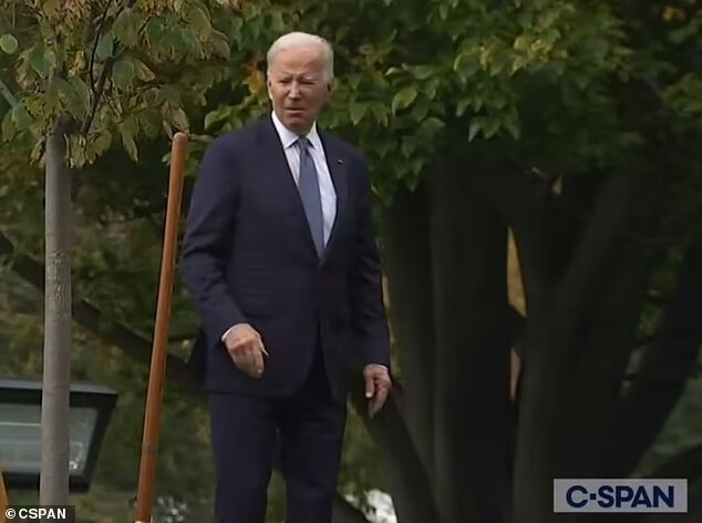 جو بایدن اینبار وسط درخت‌های کاخ سفید گم شد!
