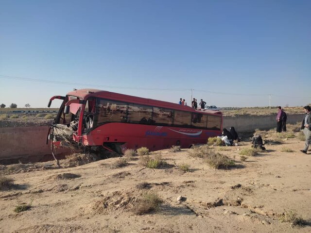 سقوط اتوبوس از پل در سمنان/ آسیب‌دیدگی ۵۱ تن