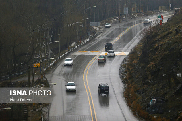 ترافیک نیمه‌سنگین در ۳ محور/ بارش باران در جاده‌های ۱۱ استان