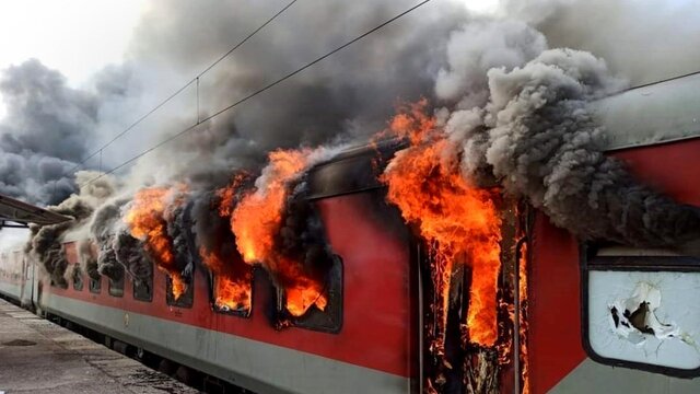 مردی در هند، مسافرانِ یک قطار را به آتش کشید