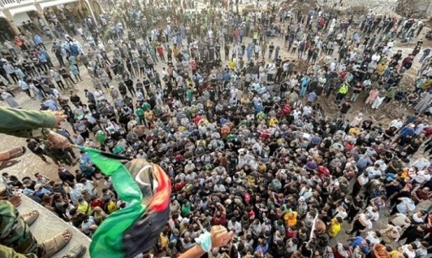 تظاهرات لیبیایی‌ها علیه فساد روی ویرانه‌های شهر «درنه»