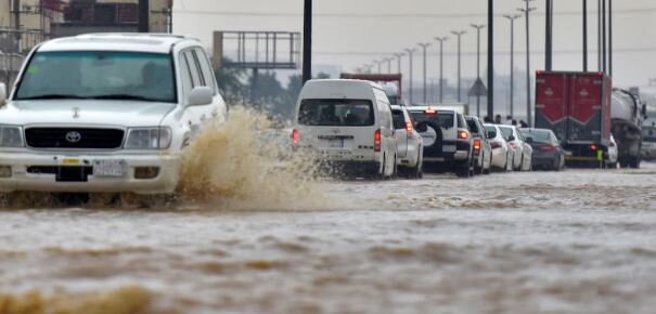 بارندگی و سیلاب در عربستان/ مدارس چندین شهر مجازی شدند