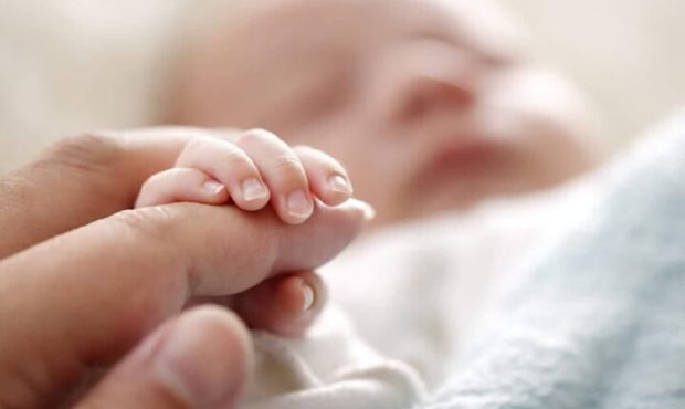استفاده از دستمال مرطوب فاقد مواد آنتی‌باکتریال برای پوست نوزاد