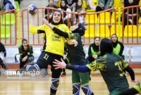دختران هندبالیست اصفهان، به دنبال پیروزی در بازی پرحاشیه