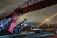 برخورد کمپرسی تریلی با پل عابر پیاده در بزرگراه آزادگان