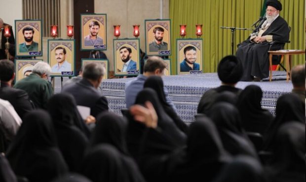 رهبر انقلاب: تکبیر گفتن روی پشت‌بام ابتکار تهرانی‌ها بود