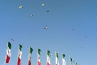 اجرای عملیات فرود توسط چتربازان نیروهای مسلح بر فراز میدان آزادی تهران