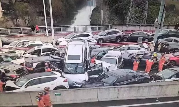 تصادف زنجیره‌ای ده‌ها خودرو در بزرگراهی یخ‌زده در شرق چین