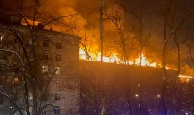 مهار حریق بزرگ در یک ساختمان مسکونی در مسکو؛ صدها نفر تخلیه شدند + فیلم