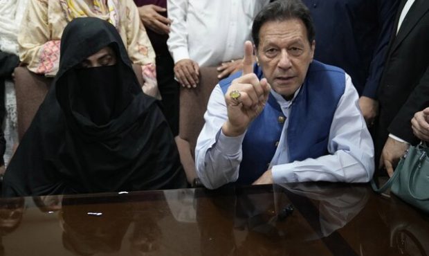 اظهار بی‌گناهی عمران خان و همسرش در یک پرونده فساد