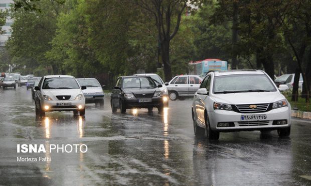 بارش باران در جاده‌های۲۰ استان کشور