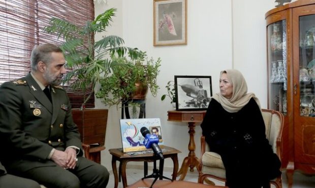 وزیر دفاع با خانواده شهید فکوری دیدار کرد