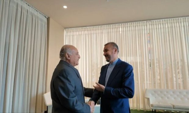 وزرای خارجه ایران و الجزایر درباره تحولات منطقه‌ گفت‌وگو کردند