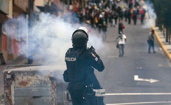 پلیس اکوادور با گاز اشک آور به معترضان حمله ور شد+فیلم