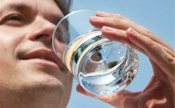 نوشیدن آب یخ پس از غذا خوردن را ترک کنید