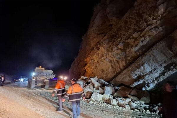 ریزش کوه در محور بنهکوه گرمسار؛ یک نفر کشته و ۵ نفر مصدوم شدند ریزش کوه در محور بنهکوه گرمسار؛ یک نفر کشته و ۵ نفر مصدوم شدند