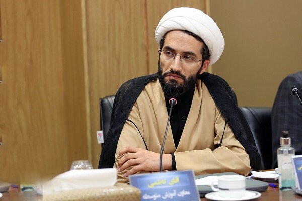 لطیفی: نباید آموزش را صرفاً به کتب درسی محدود کنیم