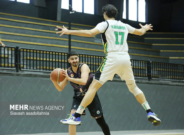 حریفان نفت و کاله صدتایی شدند/ صدر جدول تغییر کرد