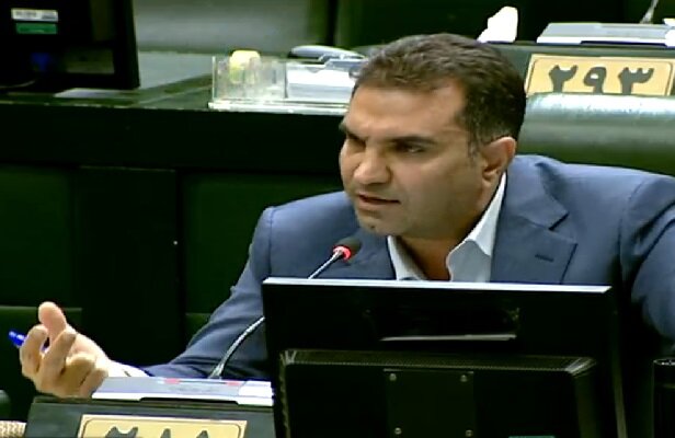 یک عضو کمیسیون صنایع: تعرفه واردات خودرو در سال آینده به ۲۰ درصد کاهش خواهد یافت