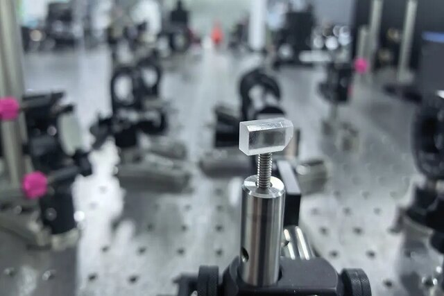 چین رکورد کوتاه‌ترین طول‌موج لیزر حالت‌جامد را شکست