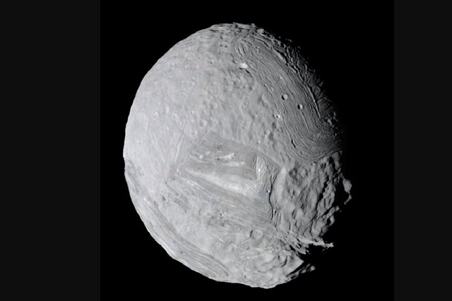 عکس روز ناسا از قمر سیاره زحل