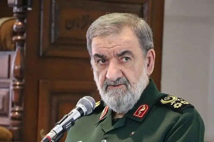 محسن رضایی: محکم پای متحدمان حزب‌الله ایستاده‌ایم
